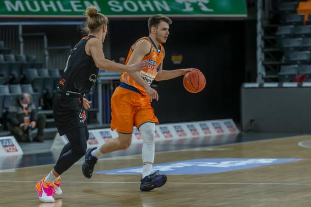 女子足球发 女子足球发