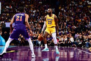 在篮球场上 在篮球场上