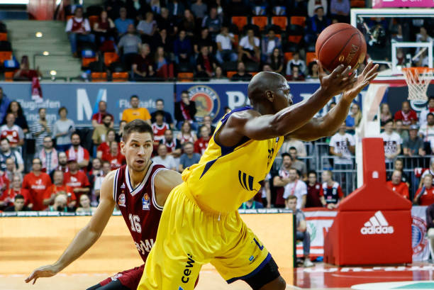 进攻频频受 进攻频频受